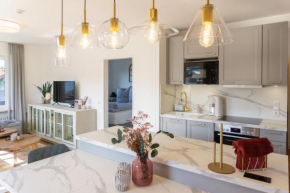 Große helle moderne Wohnung mit Balkon und Aussicht